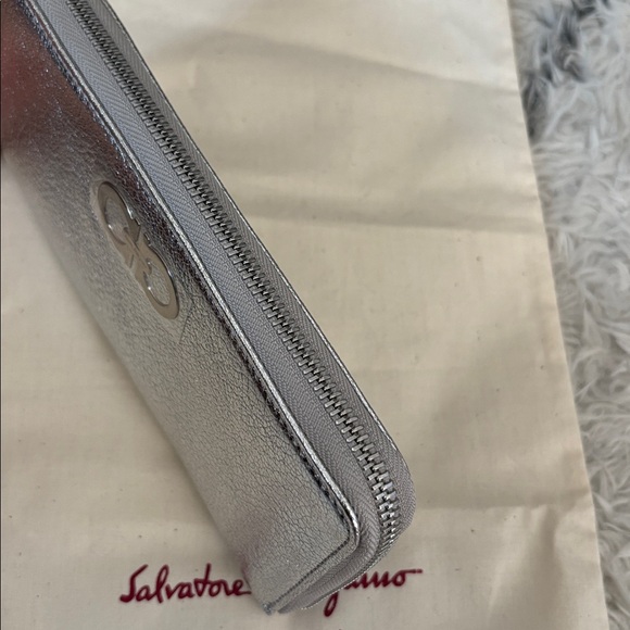 Salvatore Ferragamo Silver Argento Women's Zip Wallet - Picture 8 of 9